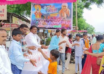 Ashadhi Ekadashi 2025 :वंचित बहुजन आघाडीकडून आषाढी एकादशीनिमित्त वारकऱ्यांना पाणी वाटप  