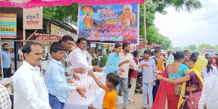 Ashadhi Ekadashi 2025 :वंचित बहुजन आघाडीकडून आषाढी एकादशीनिमित्त वारकऱ्यांना पाणी वाटप  