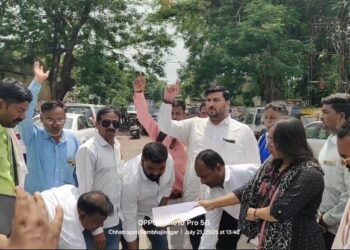 जिल्हाधिकाऱ्यांनी गायरान जमिनीवरील अतिक्रमण परिपत्रकाची वंचित बहुजन आघाडीने केली होळी