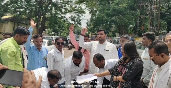 जिल्हाधिकाऱ्यांनी गायरान जमिनीवरील अतिक्रमण परिपत्रकाची वंचित बहुजन आघाडीने केली होळी