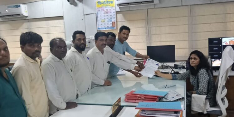 Jalna : जिल्हाधिकारी कार्यालयासमोर लावलेले सेंगोल तत्काळ हटवा - वंचित आणि सम्यक विद्यार्थी आंदोलनाचा इशारा