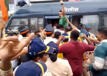 'सन्यस्त खडग' नाटक बंद करा; मुंबईत वंचित बहुजन आघाडीचे आंदोलन!