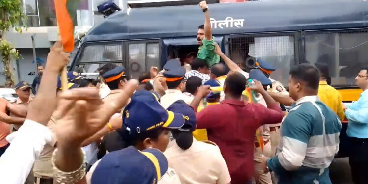 'सन्यस्त खडग' नाटक बंद करा; मुंबईत वंचित बहुजन आघाडीचे आंदोलन!