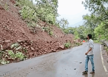 आंबेनळी घाट अवजड वाहतुकीसाठी १५ ऑगस्टपर्यंत बंद; दरडी कोसळण्याचे सत्र सुरूच