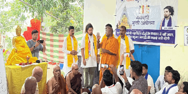 Bodhgaya protest : सुजात आंबेडकर बोधगया येथील 'महाबोधी मुक्ती आंदोलन' मध्ये सहभागी 