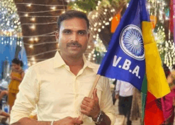 सुरज वाघंबरे यांच्या कुटुंबियांचे बाळासाहेब आंबेडकर यांनी केले सांत्वन