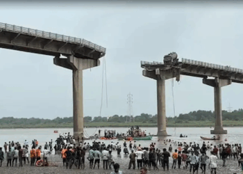 महिसागर नदीवरील ४५ वर्षे जुना पाड्रा-गंभीरा पूल कोसळल्याने तीन जणांचा मृत्यू झाला आहे. या घटनेत अनेक लोक जखमी झाले आहेत.