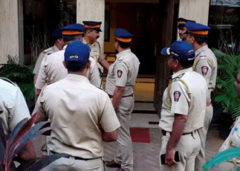 मुंबई विमानतळावर बॉम्बच्या अफवेने खळबळ: पोलिसांकडून कसून चौकशी सुरू