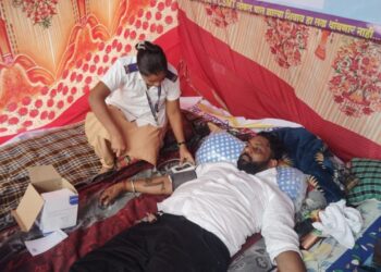 दिवा ते CSMT लोकलसाठी आमरण उपोषण; समाजसेवक विकास इंगळे यांची प्रकृती खालावली, प्रशासन अद्यापही मौनात