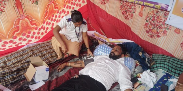 दिवा ते CSMT लोकलसाठी आमरण उपोषण; समाजसेवक विकास इंगळे यांची प्रकृती खालावली, प्रशासन अद्यापही मौनात