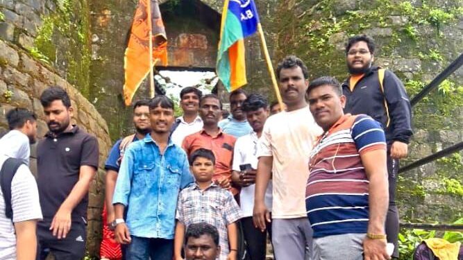 वंचित बहुजन युवा आघाडी पुणे शहर द्वारे सिंहगड ट्रेकिंगचे आयोजन