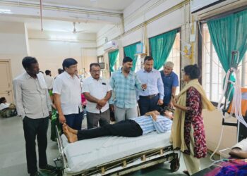 धर्म विचारून गाय चोरीचा आरोप करून मारहाण झालेल्या राहून पैठणकर यांची घेतली वंचितच्या पदाधिकाऱ्यांनी भेट.!