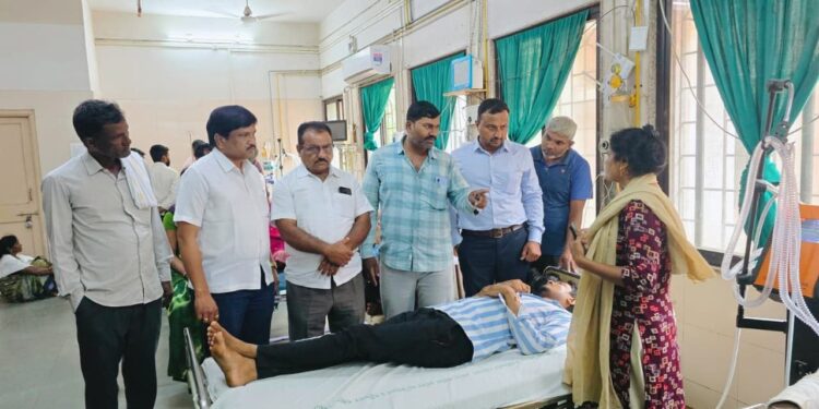धर्म विचारून गाय चोरीचा आरोप करून मारहाण झालेल्या राहून पैठणकर यांची घेतली वंचितच्या पदाधिकाऱ्यांनी भेट.!