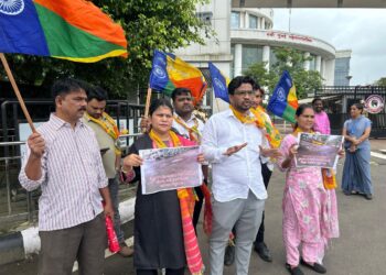 सीवूड्सच्या खड्डेमय रस्त्यांसाठी वंचित बहुजन आघाडी आक्रमक; मनपाला १५ दिवसांचा 'अल्टिमेटम'