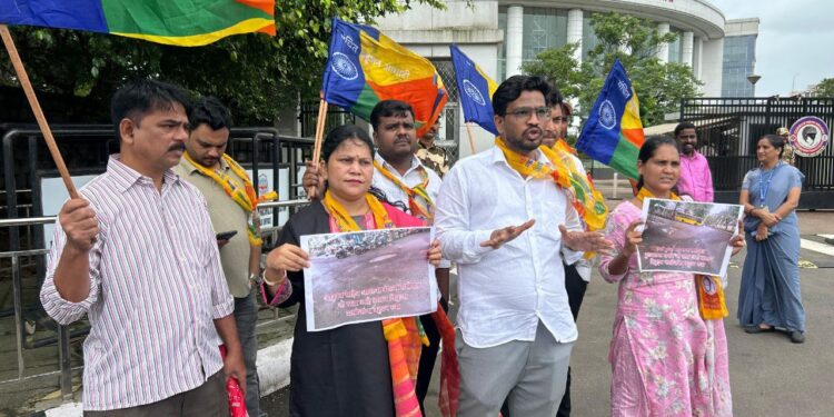 सीवूड्सच्या खड्डेमय रस्त्यांसाठी वंचित बहुजन आघाडी आक्रमक; मनपाला १५ दिवसांचा 'अल्टिमेटम'