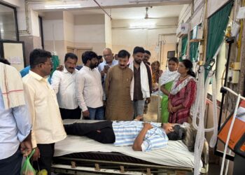 अकोला: हल्ल्यात जखमी रोहिण पैठणकर यांच्या भेटीसाठी अशोक सोनोने जिल्हा रुग्णालयात, मदतीचे आश्वासन