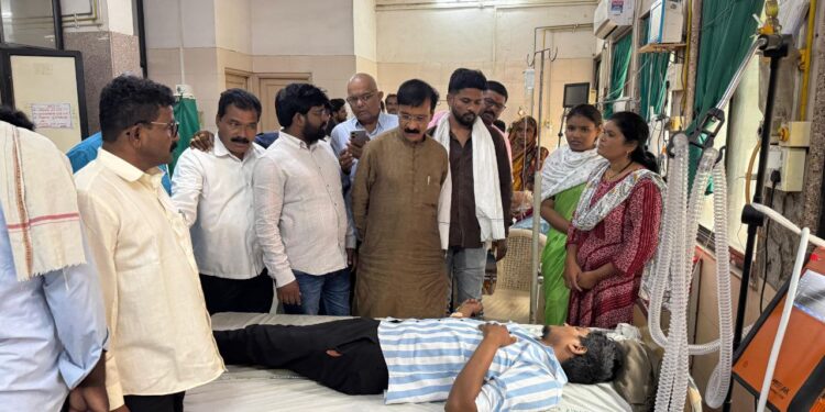 अकोला: हल्ल्यात जखमी रोहिण पैठणकर यांच्या भेटीसाठी अशोक सोनोने जिल्हा रुग्णालयात, मदतीचे आश्वासन