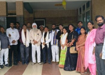 वंचित बहुजन आघाडी पुणे शहराच्या शिष्टमंडळाने घेतली सुखदेवजी महाराजांची भेट