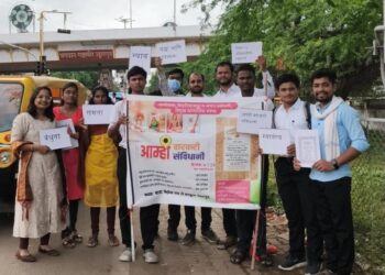 संविधान दिंडीद्वारे वारीत समतेचा संदेश पंढरपूर वारीत कायदा विद्यार्थ्यांचा अनोखा उपक्रम