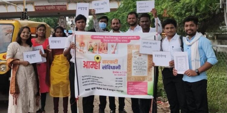 संविधान दिंडीद्वारे वारीत समतेचा संदेश पंढरपूर वारीत कायदा विद्यार्थ्यांचा अनोखा उपक्रम