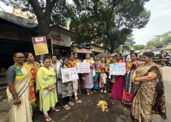 मुंबईतील खड्डेमय रस्त्यांविरोधात वंचित बहुजन महिला आघाडीचे अनोखे आंदोलन