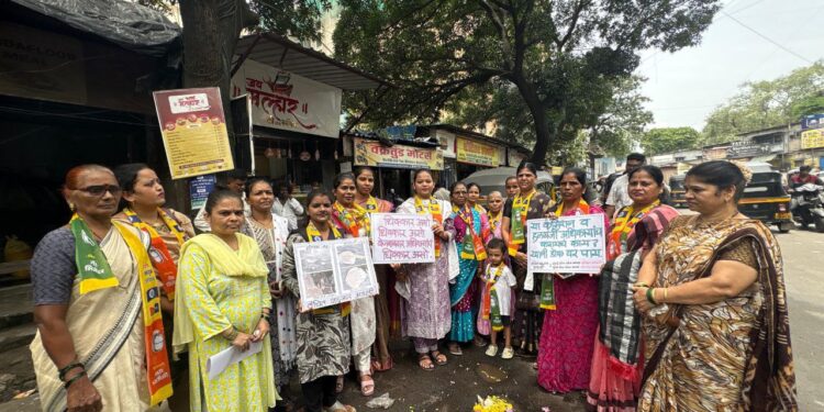मुंबईतील खड्डेमय रस्त्यांविरोधात वंचित बहुजन महिला आघाडीचे अनोखे आंदोलन