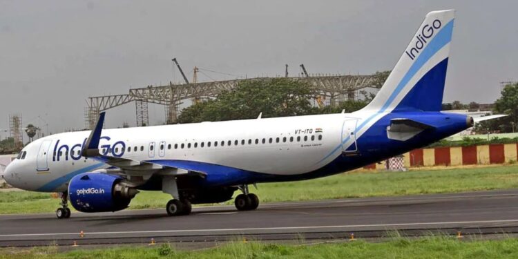 IndiGo Indore :   तांत्रिक बिघाडामुळे इंडिगोच्या विमानाचे इंदूरमध्ये इमर्जन्सी लँडिंग ; प्रवासी सुरक्षित