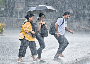 महाराष्ट्रात पावसाचा हाहाकार: कोकणात 'रेड अलर्ट', प्रशासनाचा सतर्कतेचा इशारा