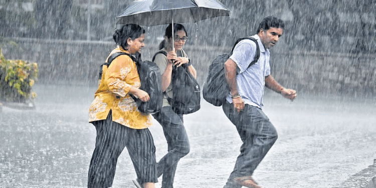 महाराष्ट्रात पावसाचा हाहाकार: कोकणात 'रेड अलर्ट', प्रशासनाचा सतर्कतेचा इशारा