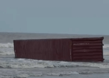 नालासोपारा जवळच्या कळंब समुद्र किनाऱ्यावर संशयास्पद कंटेनर आढळला; तपास सुरू