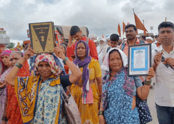 यांना संविधान आणि समता दोन्हीही खूपत आहेत