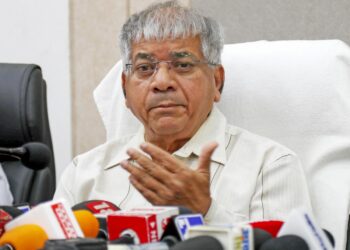 प्रकाश आंबेडकरांचा मनोज जरांगे पाटील यांना सवाल; गरीब मराठ्यांच्या नावाखाली श्रीमंत मराठ्यांना पुन्हा पाठिंबा देताय का?