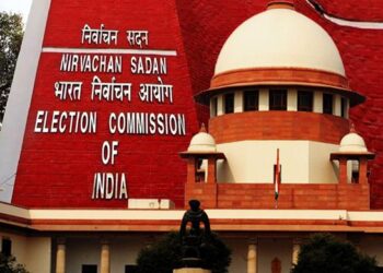 'काही चुका होणं स्वाभाविक' जिवंत लोकांना मृत दाखवल्याच्या दाव्यावर सुप्रीम कोर्टात निवडणूक आयोगाचं अजब उत्तर