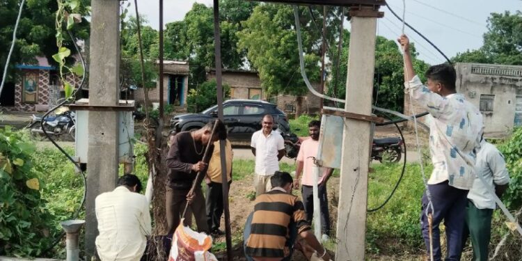 भंडारज बु. : वंचित बहुजन युवा आघाडीच्या पुढाकाराने लो व्होल्टेज समस्या निकाली;अनेक वर्षांचा त्रास संपल्याने गावात आनंदोत्सव!