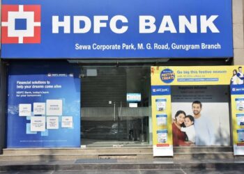 HDFC बँकेच्या नियमांमध्ये मोठे बदल: रोख व्यवहार, निधी हस्तांतरण आणि चेकबुकवर नवीन शुल्क लागू
