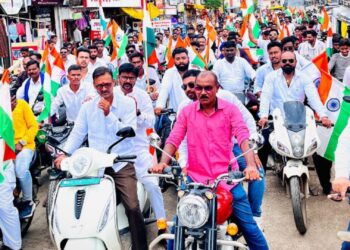 वंचित बहुजन युवा आघाडी अकोटची राष्ट्रध्वज अभिवादन बाईक रॅली, युवकांचा उत्स्फूर्त प्रतिसाद