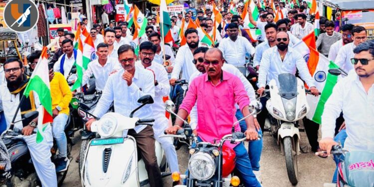 वंचित बहुजन युवा आघाडी अकोटची राष्ट्रध्वज अभिवादन बाईक रॅली, युवकांचा उत्स्फूर्त प्रतिसाद