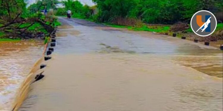 Solapur : चांदणी नदीला पूर, वाहतूक ठप्प; स्वातंत्र्यदिनाच्या कार्यक्रमासाठी गावकऱ्यांची धडपड