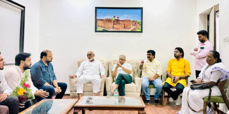 ॲड. प्रकाश आंबेडकर यांनी आज मालेगाव बॉम्बस्फोट पीडितांच्या कुटुंबियांची घेतली भेट!‎‎