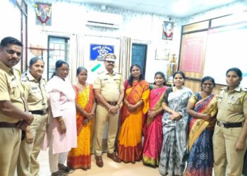 रक्षाबंधनानिमित्त वंचित महिला आघाडीचा अनोखा उपक्रम; पोलिसांना राखी बांधून कर्तव्याची आठवण‎