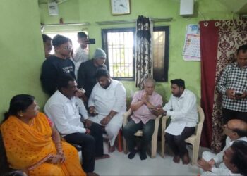 औरंगाबादमध्ये ओबीसी समाजातील तरुणाची हत्या : प्रकाश आंबेडकरांची पीडित कुटुंबाला भेट