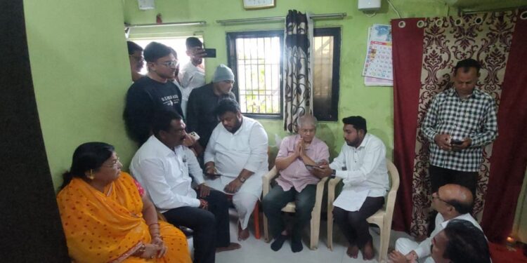 औरंगाबादमध्ये ओबीसी समाजातील तरुणाची हत्या : प्रकाश आंबेडकरांची पीडित कुटुंबाला भेट