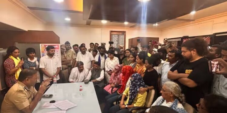 कोथरूड पोलीस प्रकरण : पोलिसांच्या अन्यायाविरोधात लढणाऱ्या मुलींसोबत आम्ही ठामपणे उभे आहोत – अंजलीताई आंबेडकर