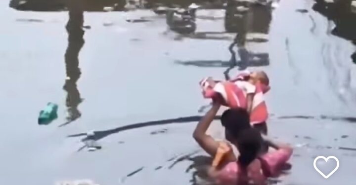 प्रयागराजमधील पुराचं भयाण वास्तव: एका पित्याचा आपल्या मुलाला वाचवण्याचा संघर्ष