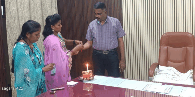 तिवसा येथे वंचित बहुजन महिला आघाडीकडून पोलिसांना राखी बांधून कर्तव्याची जाणीव
