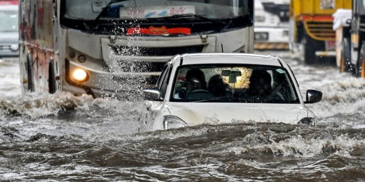 पावसाचा कहर: पश्चिम महाराष्ट्रासह राज्यातील अनेक जिल्ह्यांमध्ये पूरपरिस्थिती गंभीर; भीमा नदीत पाण्याचा विसर्ग सुरू