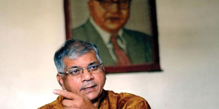 कायदा म्हणजे कायदाच असतो! पुणे पोलिसांच्या कार्यपद्धतीवर प्रकाश आंबेडकरांचे प्रश्नचिन्ह‎