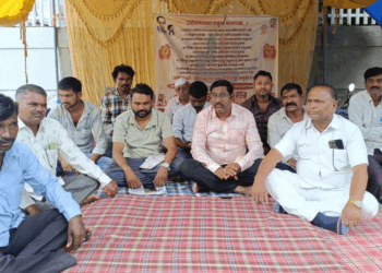 शिरपूरमधील नागरिकांच्या समस्यांसाठी वंचित बहुजन आघाडी आक्रमक; धुळे जिल्हाधिकारी कार्यालयासमोर आंदोलन