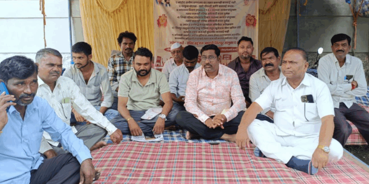शिरपूरमधील नागरिकांच्या समस्यांसाठी वंचित बहुजन आघाडी आक्रमक; धुळे जिल्हाधिकारी कार्यालयासमोर आंदोलन