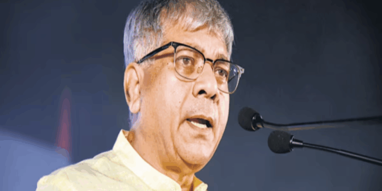 'काँग्रेस-राष्ट्रवादी काँग्रेसची वरातीमागून घोडं अशी स्थिती ;'इंडिया' आघाडीच्या कार्यपद्धतीवर प्रकाश आंबेडकरांची टीका